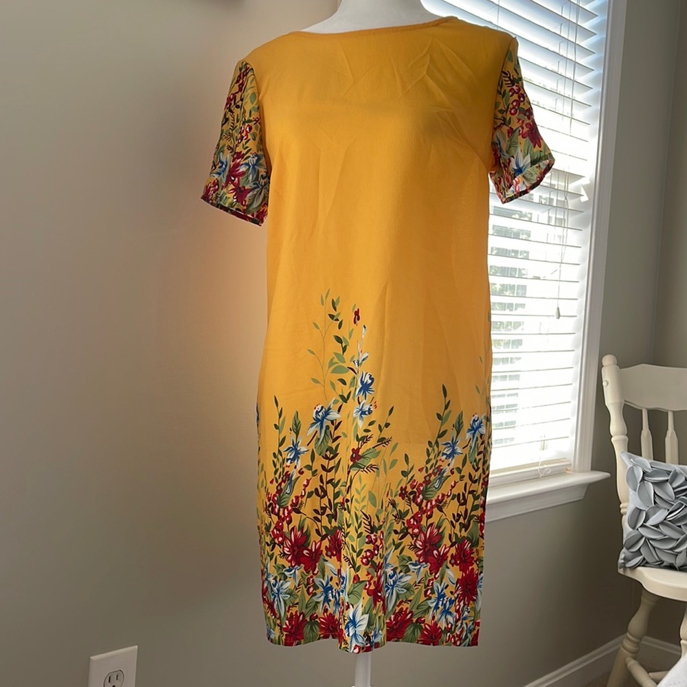 Short sleeve floral print loose summer shirt dress.